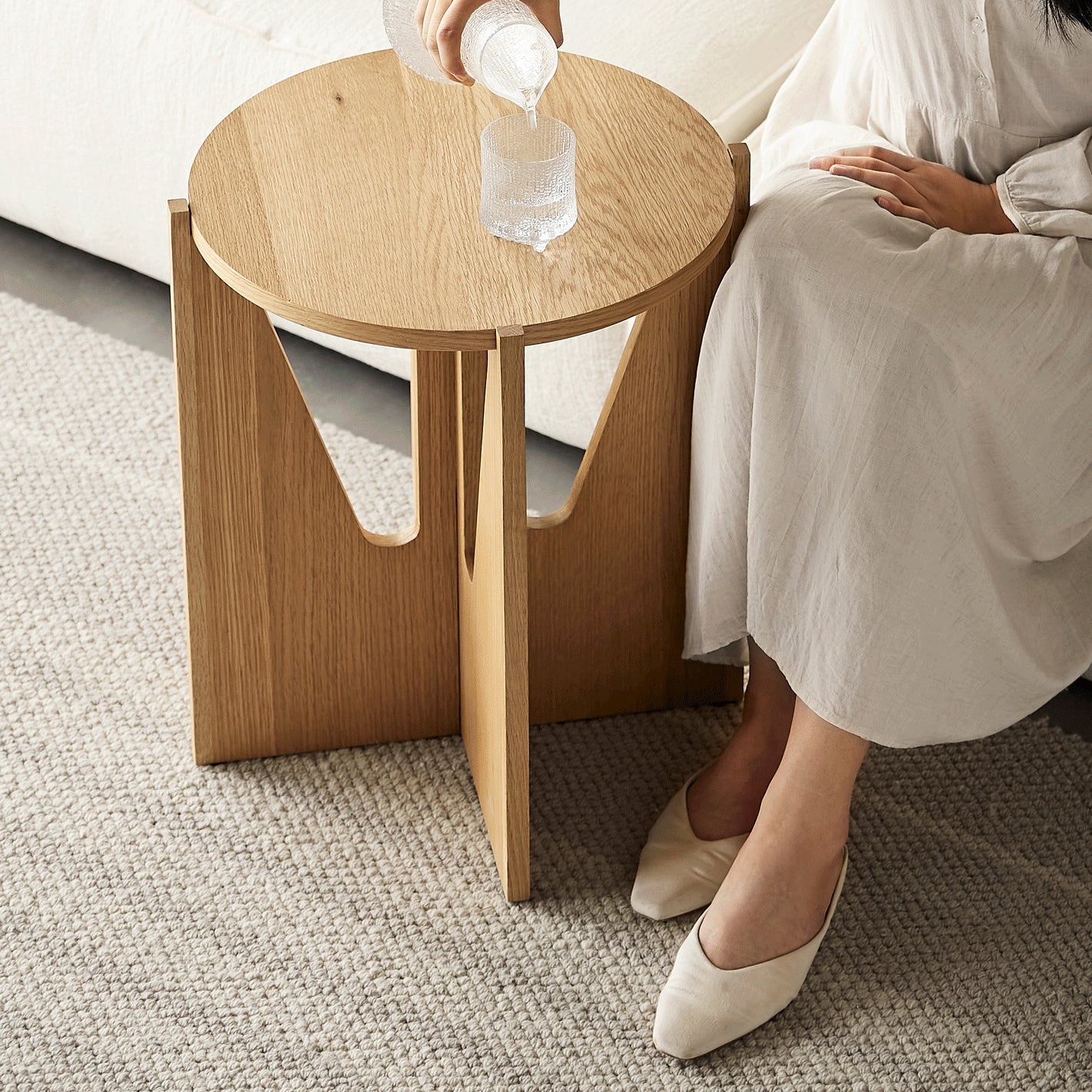 Vivid Oak Round Accent Side Table-17.8"